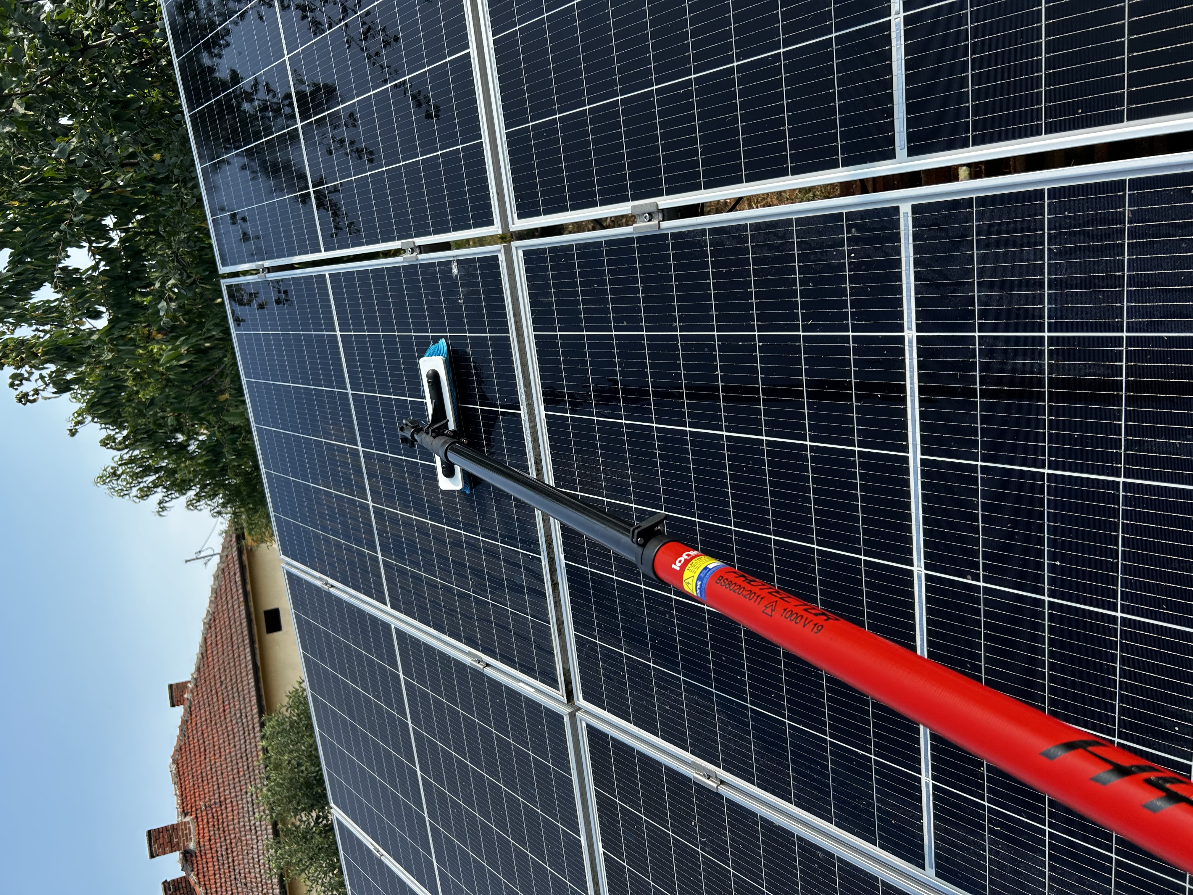 Почистване на соларни панели